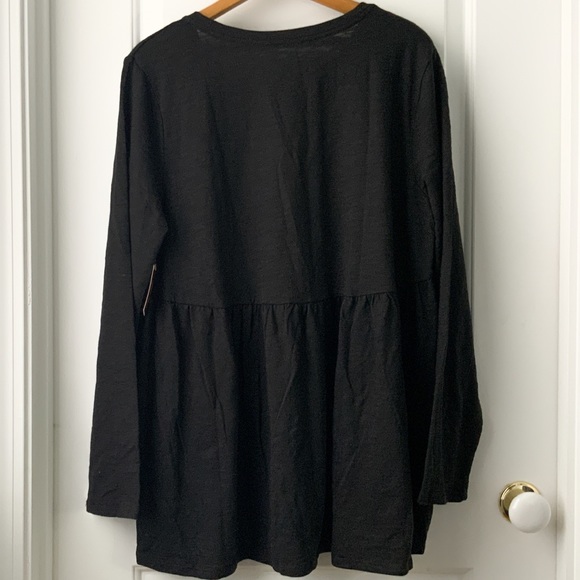 Black Scoopneck Peplum Back Long Sleeve Top NWT - Picture 2 of 8